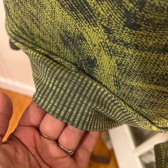 Lululemon yellow swirl 10 Run - Picture 3 of 6